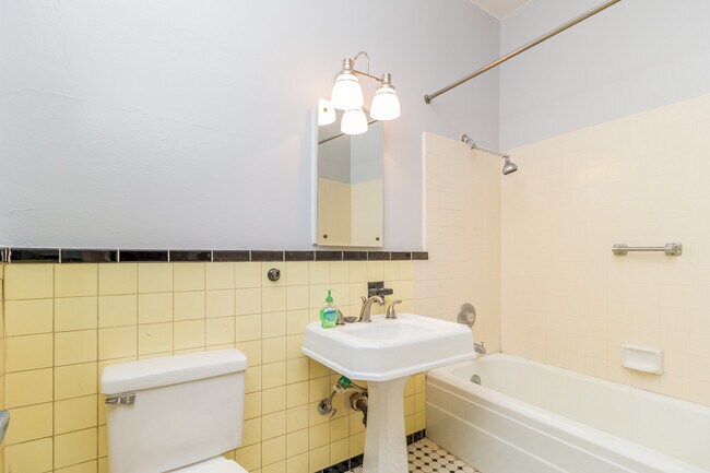 Building Photo - Charming Corner Unit One Bedroom! Large Pa...
