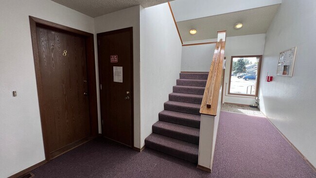 Building Photo - Cozy ground floor 1 bedroom with private washer and dryer!