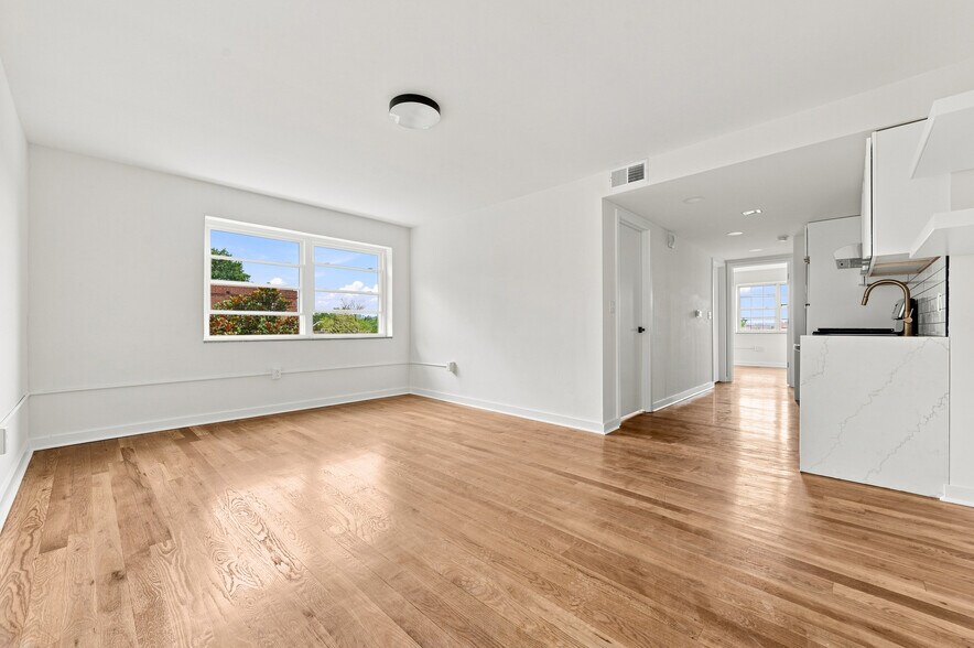 Building Photo - 5440 Fifth Ave