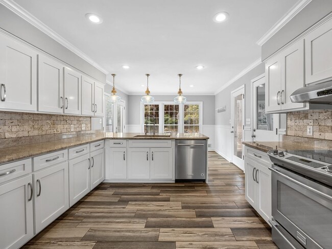 Building Photo - Luxury Living Awaits in this 6 Bedroom, 5 Bathroom Home – Elegant Comfort in a Prime Location