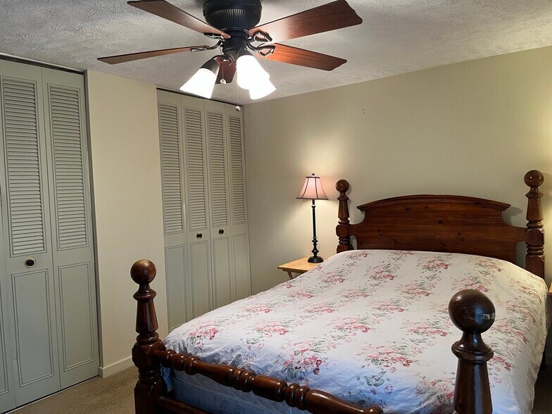 Building Photo - 210 Pinehurst Ln