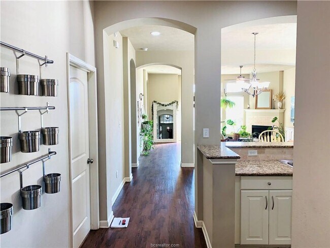 Building Photo - Available NOW! 3/2 in highly desirable Creek Meadows!!