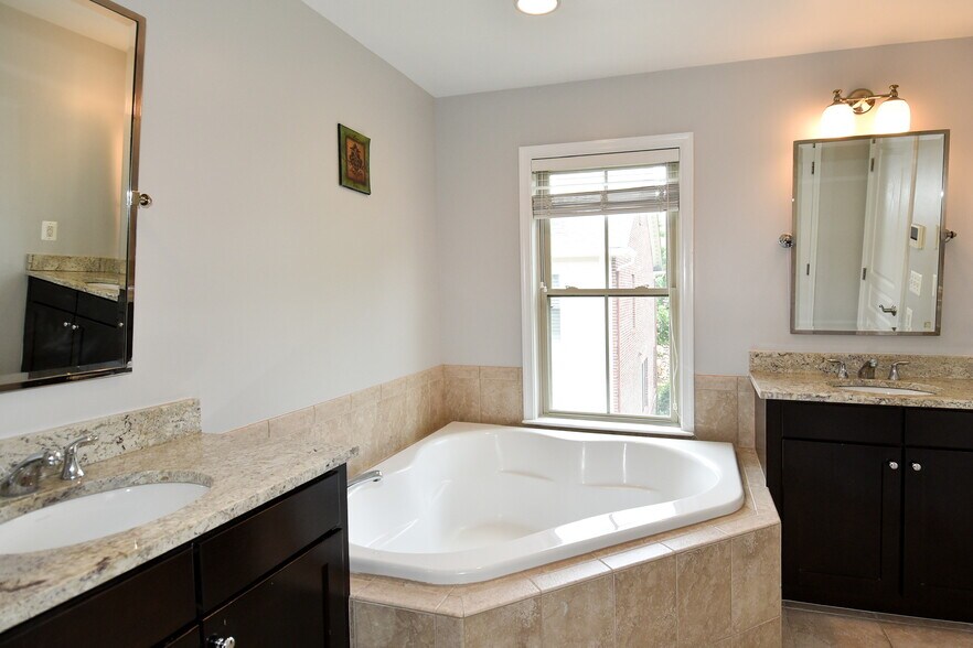 Building Photo - 2602 S Kenmore Ct
