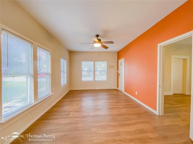 Building Photo - 2807 Russell Ave