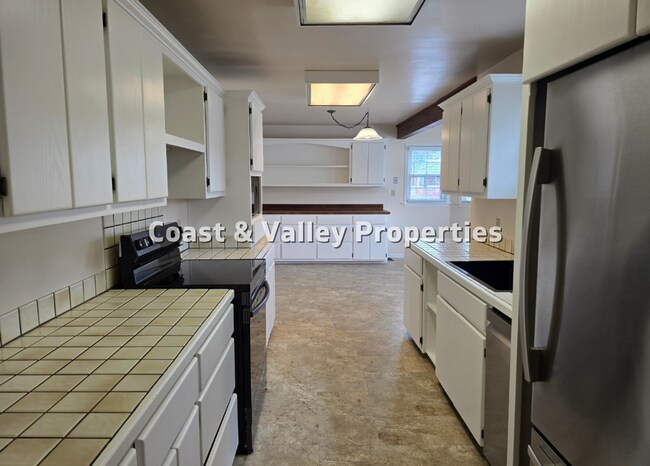 Building Photo - Charming 3-Bedroom Home in Monterey