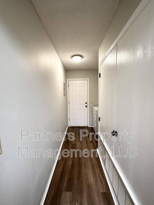Building Photo - 5707 Sara St