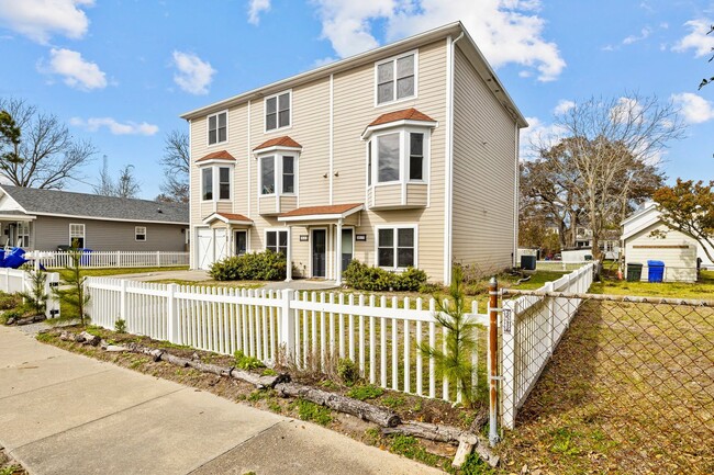 Building Photo - Newly Renovated Townhome