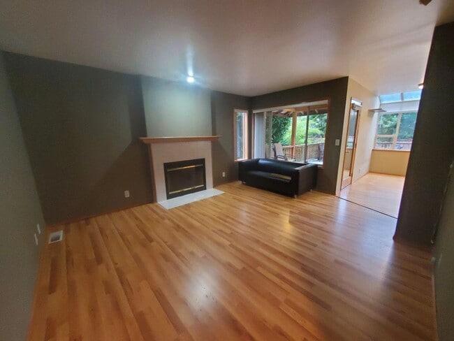 Building Photo - 4 bed, 2.5 bath, 2 car garage on spacious ...