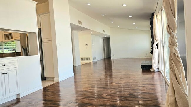 Building Photo - Mid Century Modern - 4 Bedroom Carlton Terrace Pool Home