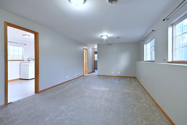 Building Photo - 19 E Pineview Dr