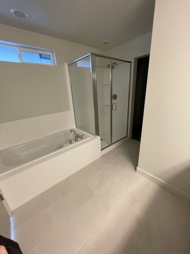 Building Photo - Modern home!