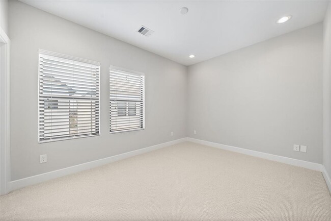 Building Photo - 1136 Wycliffe Dr