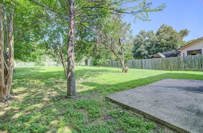 Building Photo - 8710 Piney Creek Bend