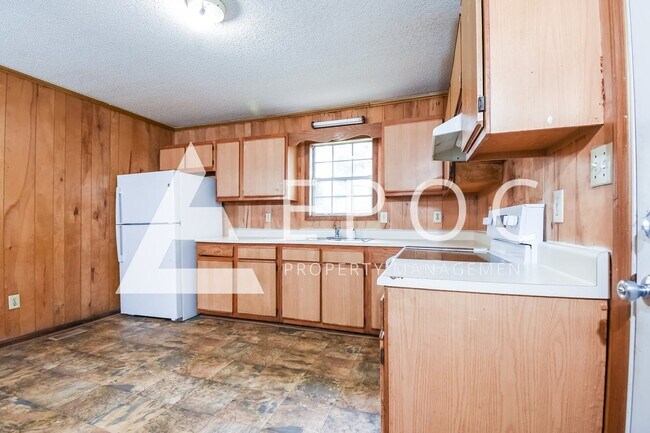 Building Photo - 638 S Elm St