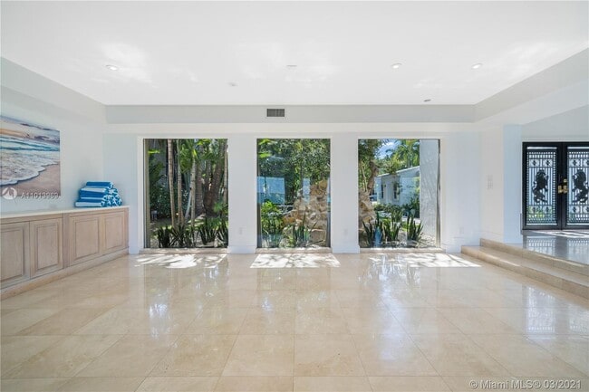 Building Photo - 1413 N Venetian Way