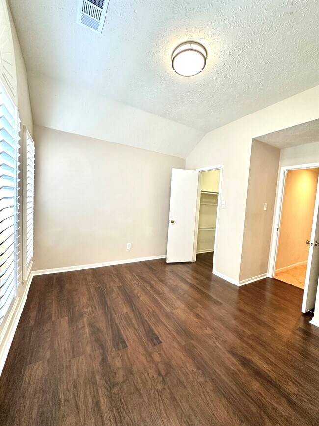Building Photo - 519 Promenade Blvd