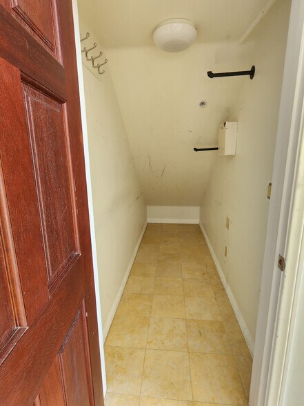 Building Photo - 10389 Almayo Ave