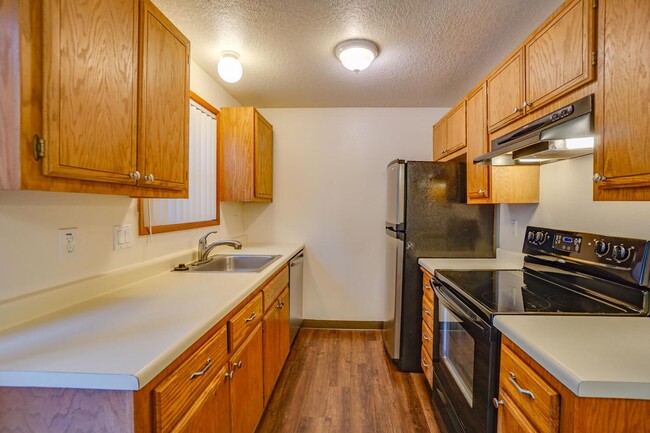 Building Photo - January Rent Free! Fanno Creek Condo - Lov...