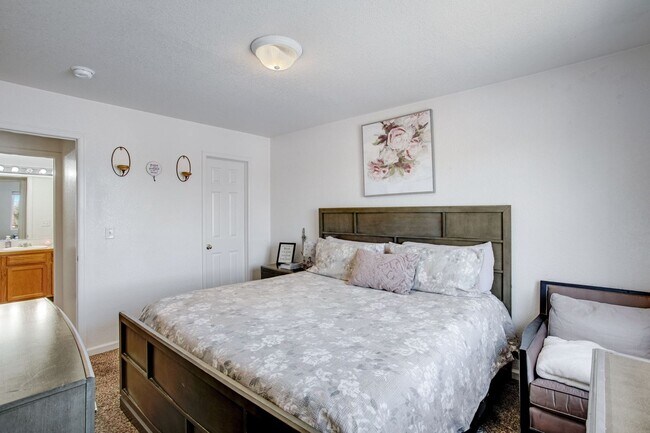 Building Photo - 3 bedroom, 1.5 Bath Townhome, Available Early June!