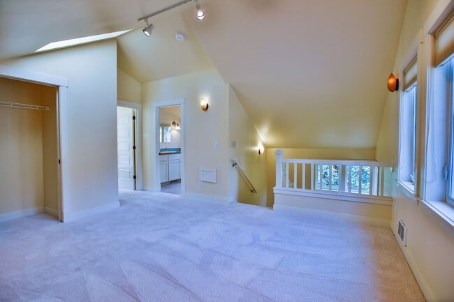 Building Photo - 1086 Village Loop