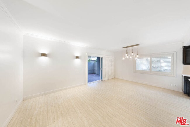 Building Photo - 1131 Alta Loma Rd