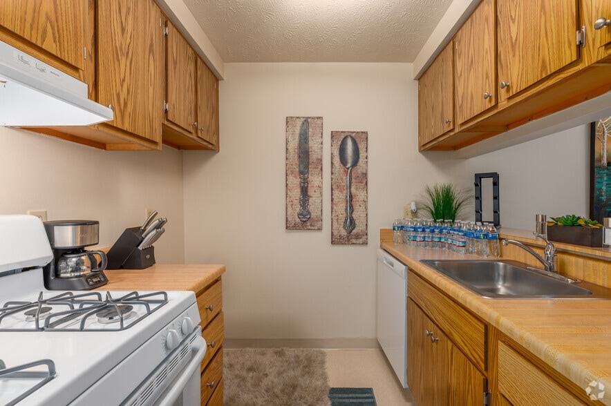 Model - 2 BD, 1 BA - 950SF - Kitchen - Willowood Apartments
