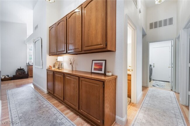 Building Photo - 8628 Highacre Dr