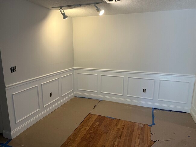 Building Photo - 750 Brookside Dr