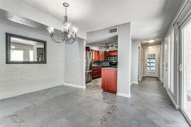 Building Photo - 4 Oakbrook Dr