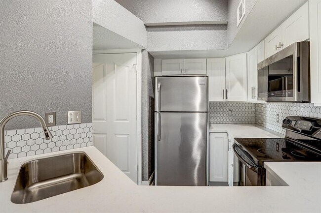 Building Photo - 2121 El Paseo St