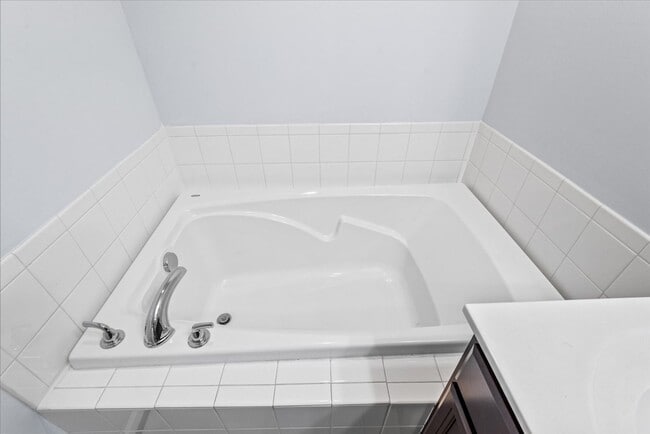 Building Photo - Commuter Friendly 3 Bed 3.5 Bath Townhome