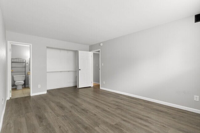 Building Photo - Recently updated 2 bedroom condo with upgr...