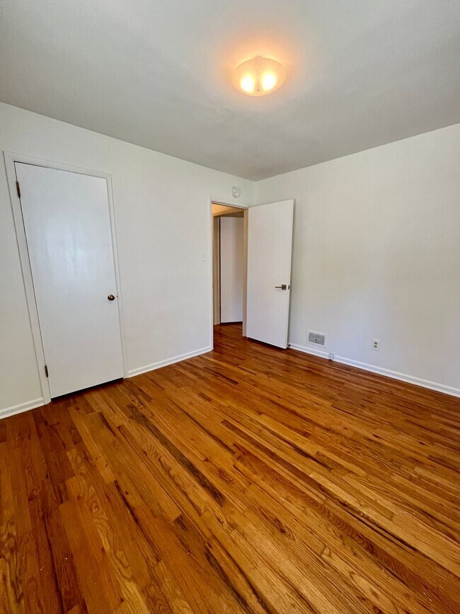 Building Photo - Charming 3-Bedroom Home with Spacious Layo...