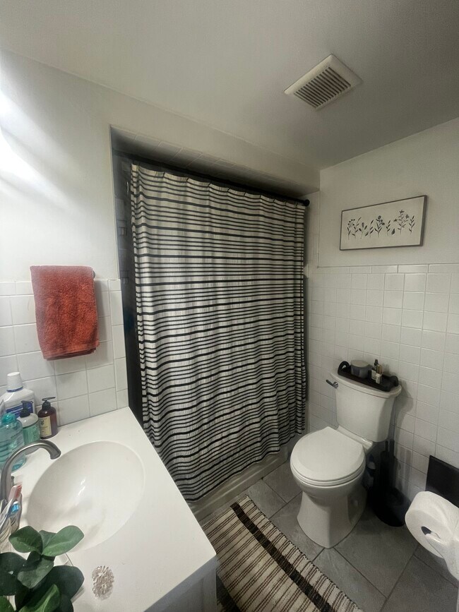 Updated bathroom - 1136 Northwest Blvd