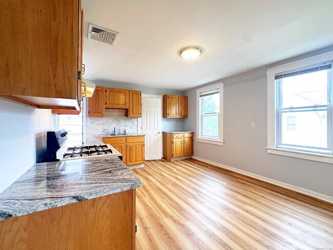 Building Photo - 66 Veres St