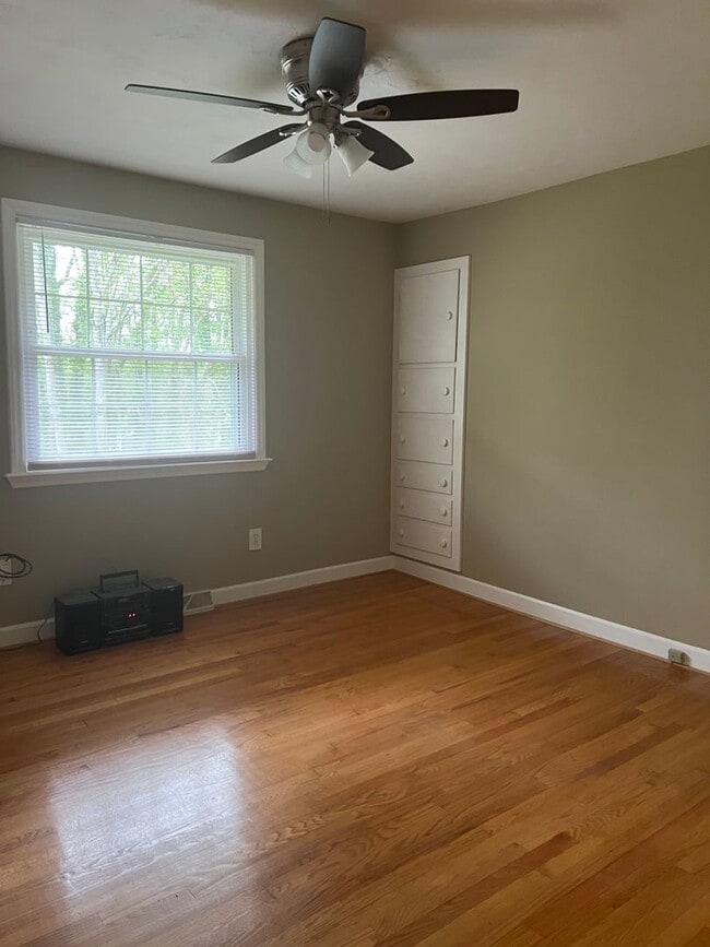 Building Photo - 733 Pine St