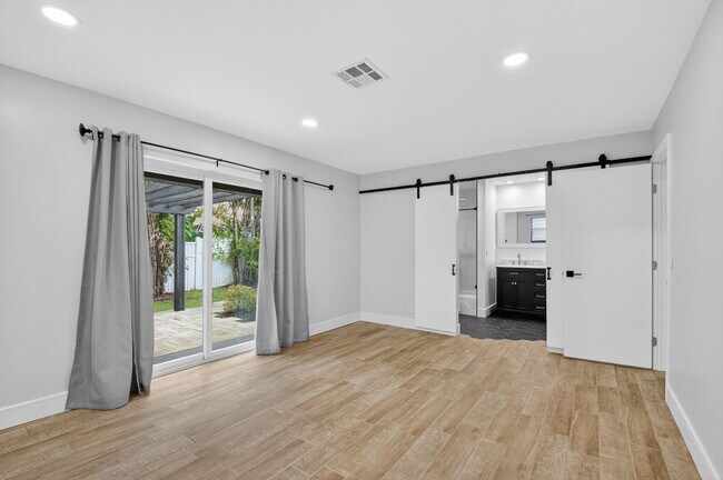 Building Photo - 725 Heron Dr