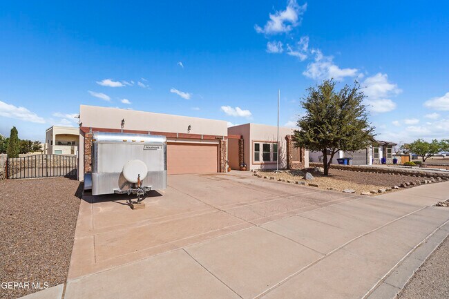 Building Photo - 5729 Valley Oak Dr