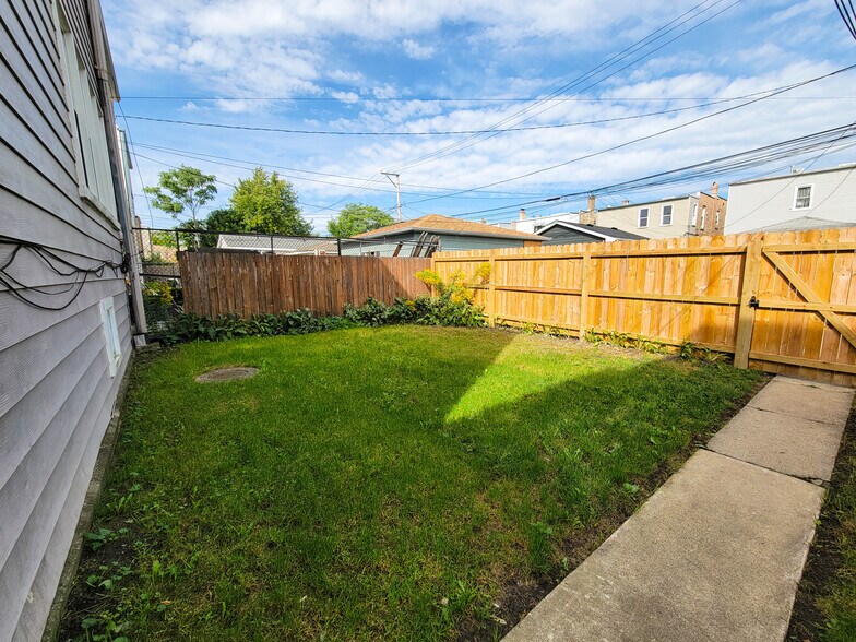 Building Photo - 4226 W Kamerling Ave