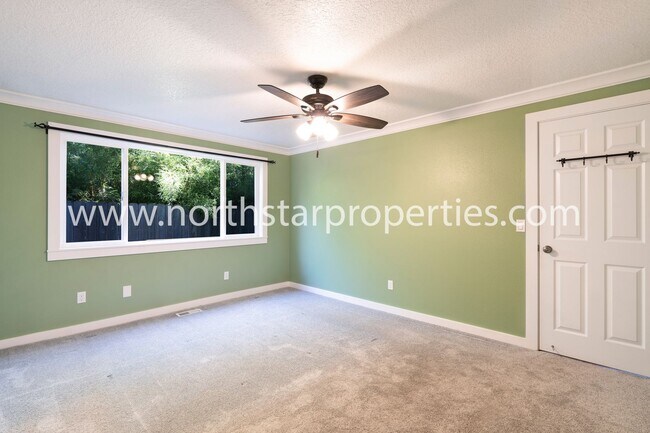 Building Photo - Garden Home Charmer