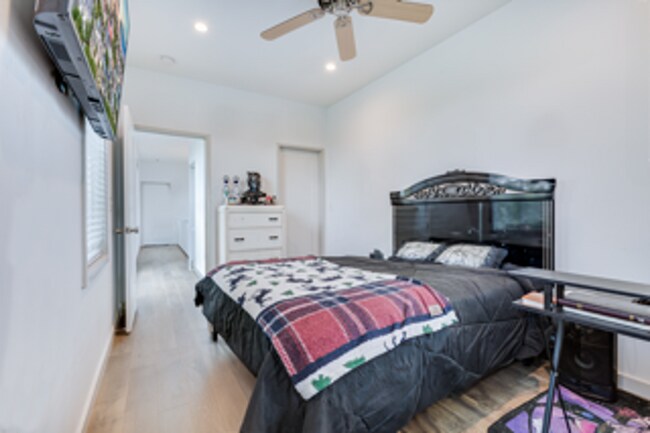 Building Photo - Modern Downtown Home!