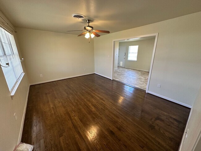 Building Photo - 511 Louise St