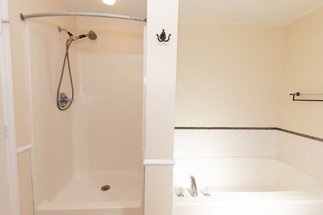 Building Photo - MOVE-IN READY $300 off first month