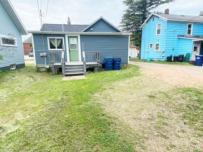 Building Photo - 2 BR Ranch Style Home with 1-Car Detached Garage