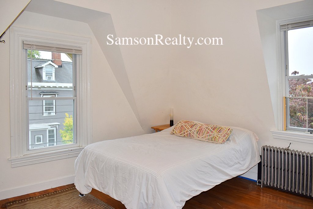 Building Photo - 368 Thayer St