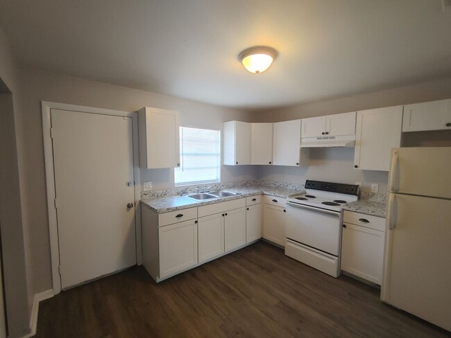 Building Photo - Renovated Large 2/1- Minutes from Downtown...