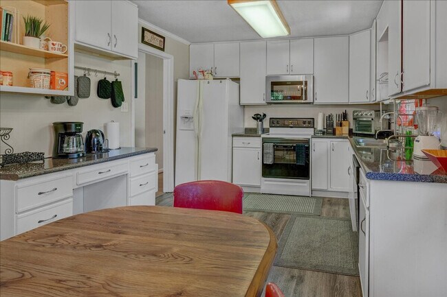 Building Photo - 102A White Oak Dr