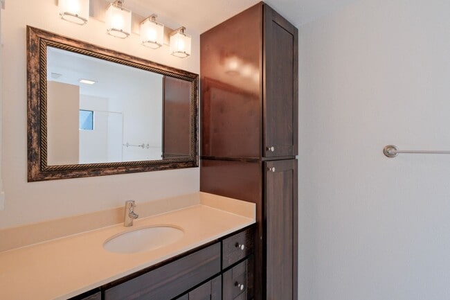 Building Photo - Spacious 3 Bedroom 2 Bath townhome for ren...