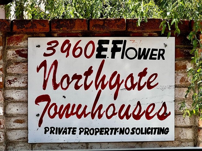 Building Photo - Charming 2 Bedroom Townhome with Private 2...