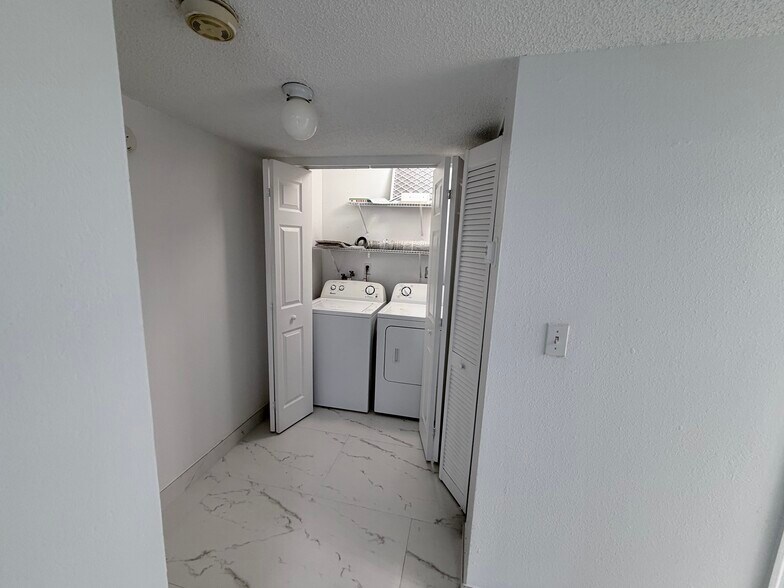 Building Photo - 9365 Fontainebleau Blvd